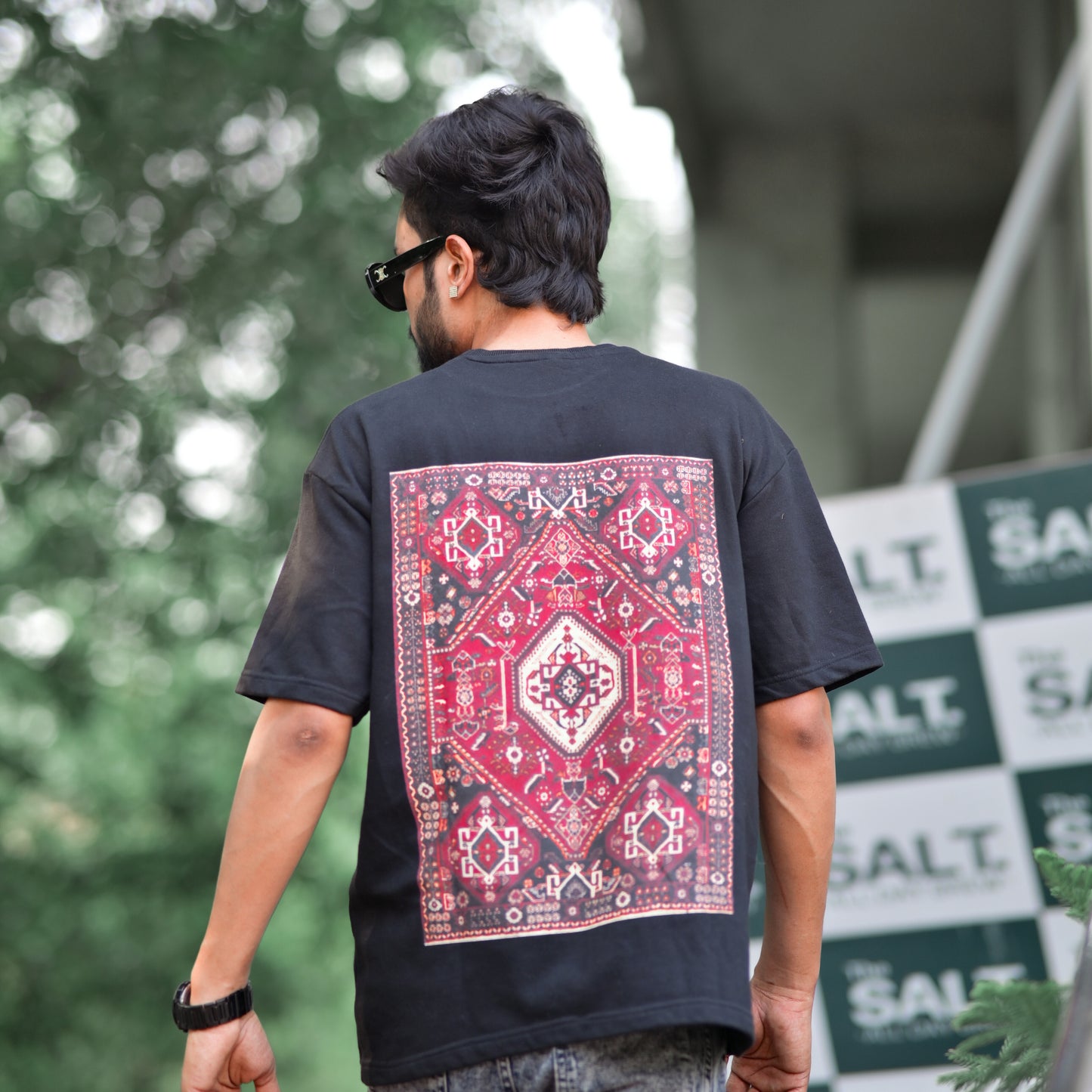 "Echoes of the East – Arbian Rug Oversized"T-shirt