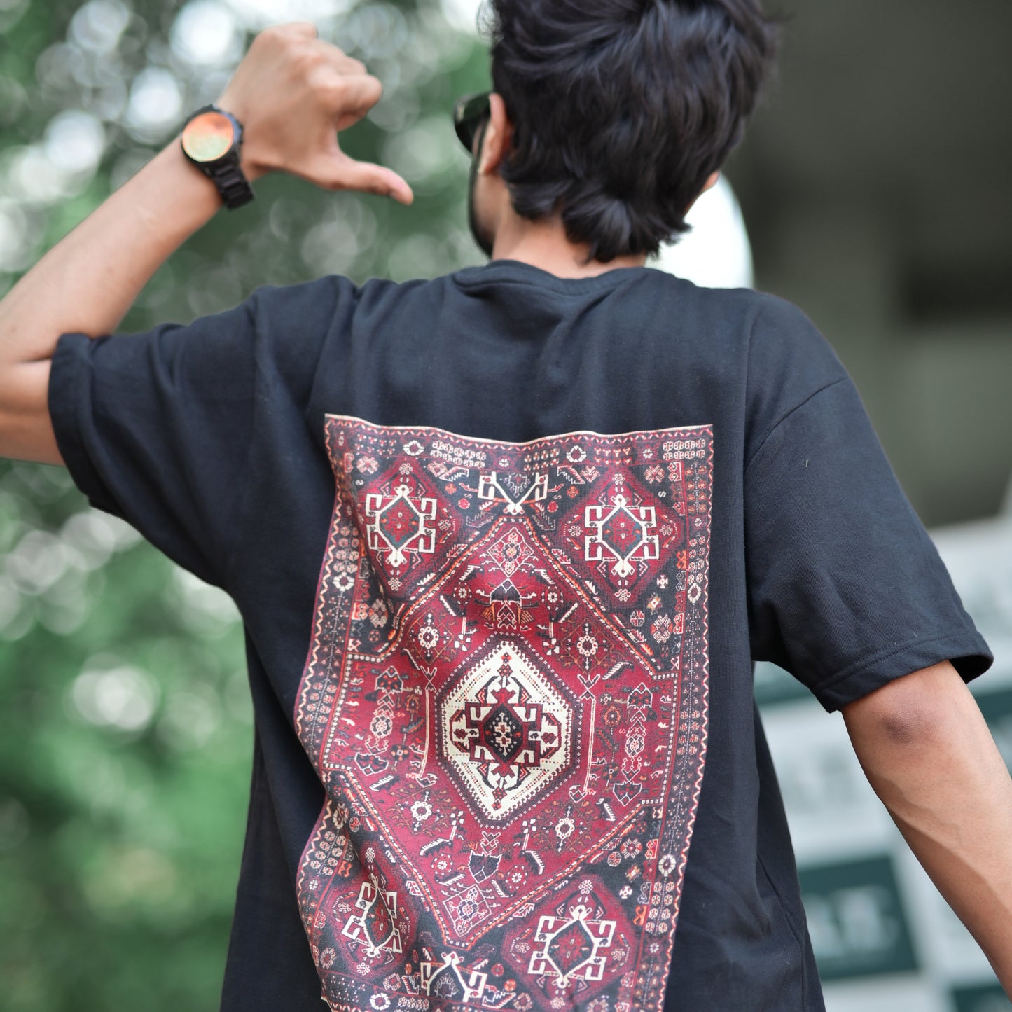 "Echoes of the East – Arbian Rug Oversized"T-shirt